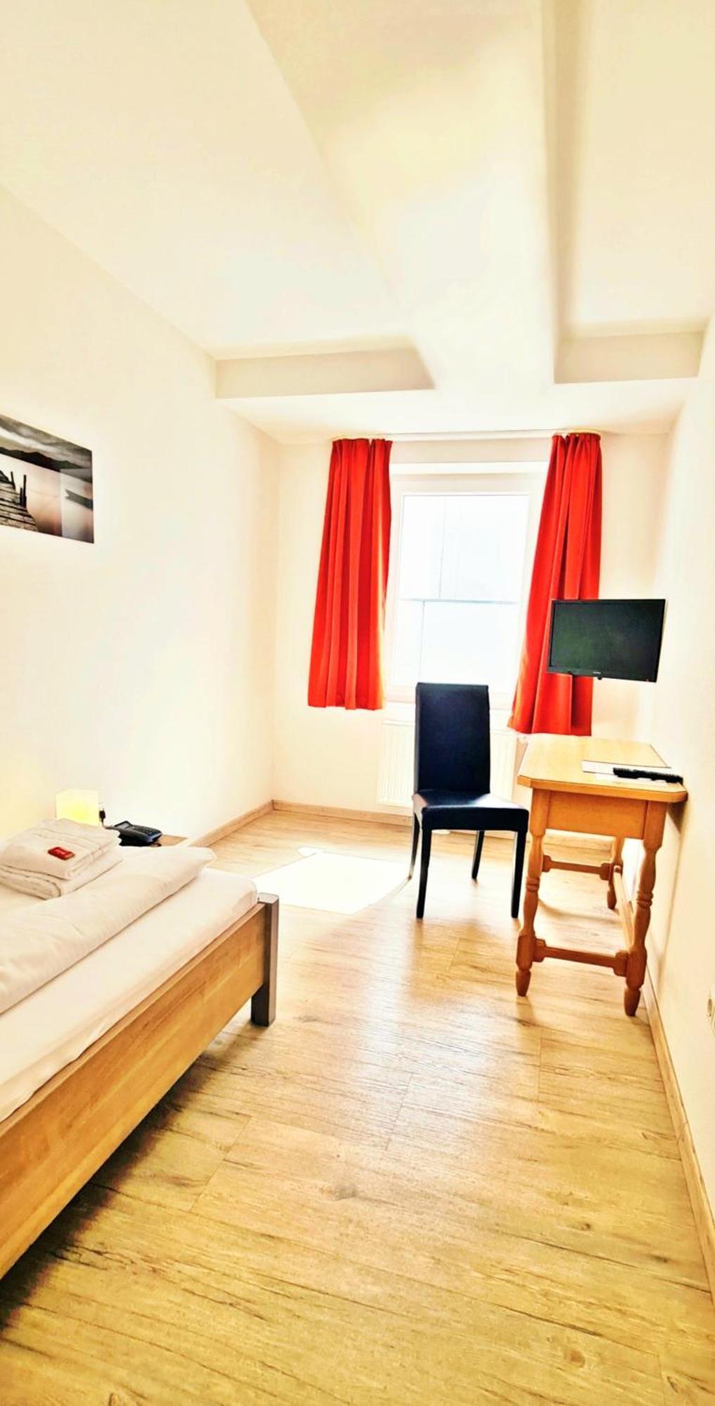 Hotel Krone Königsbrunn Eksteriør bilde